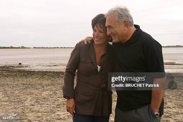 Rendezvous With Dominique Strauss-Kahn And Anne Sinclair. Dominique STRAUSS-KAHN, une main posée sur l'épaule de son épouse Anne SINCLAIR, se...