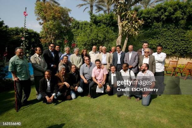 Rendezvous With Mohamed Elbaradei. Le prix Nobel de la paix 2005, Mohamed EL BARADEI dans le jardin de sa maison du Caire. Photo de groupe avec des...