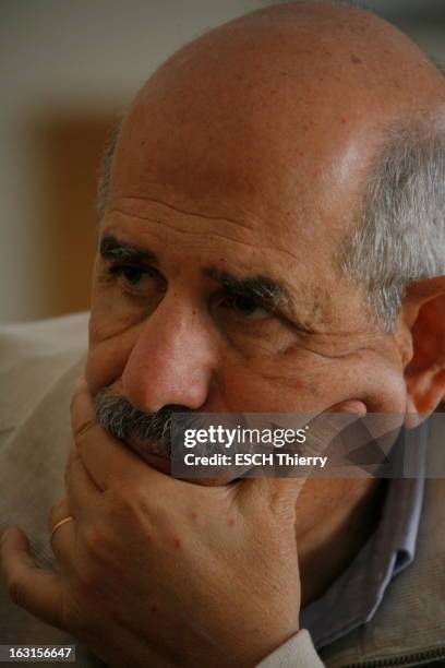 Rendezvous With Mohamed Elbaradei. Le prix Nobel de la paix 2005, Mohamed EL BARADEI dans sa maison du Caire. Portrait. Avril 2010.