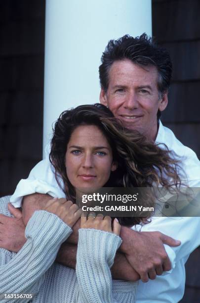 Calvin Klein And His Wife In Their House Of Long Island. En juillet 1993, Aux Etat unis, le créateur de mode, Calvin KLEIN serrant dans ses bras son...