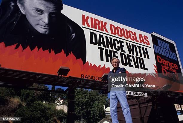 Kirk Douglas At Home In Beverly Hills. En Aout 1990, aux Etats Unis, à Beverly Hills, l'acteur américain, Kirk DOUGLAS, debout vu en contre plongée,...