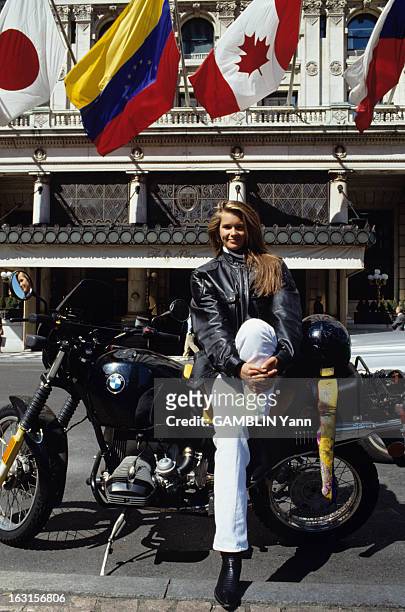 Elle Mac Pherson. En avril 1990, Aux Etats Unis, la top modèle, Elle MAC PHERSON à NEW YORK, en blouson du cuir, devant la façade de l'hôtel PLAZZA...
