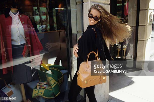 Elle Mac Pherson. En avril 1990, Aux Etats Unis, la top modèle, Elle MAC PHERSON, faisant du lèche-vitrines dans une rue de New-York, cheveux au...