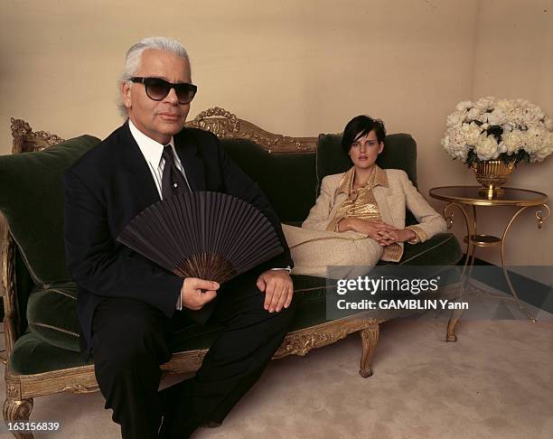 Karl Lagerfeld And Stella Tennant. Juillet 1996, à New York, le couturier Karl LAGERFELD un eventail à la main posant avec Stella TENNANT allongée...