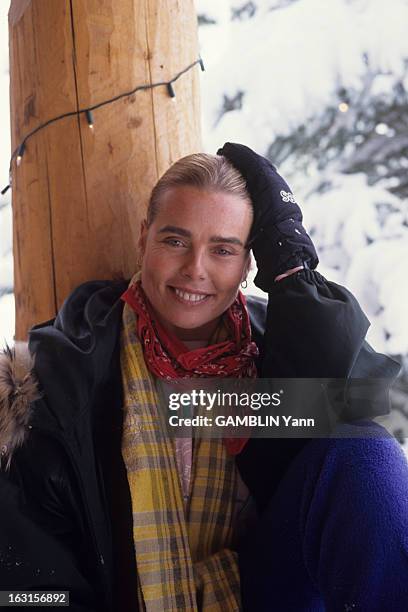 Rendezvous With Margaux Hemingway. Aux Etats unis, en janvier 1993, en extérieur, appuyée sur un poteau en bois proche de son chalet en Idaho,...