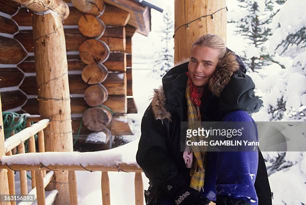 Rendezvous With Margaux Hemingway. Aux Etats unis, en janvier 1993, l'actrice Margaux HEMINGWAY, en extérieur appuyée sur la rambarde en bois de son...