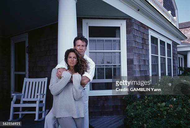 Calvin Klein And His Wife In Their House Of Long Island. En juillet 1993, Aux Etat unis, le créateur de mode, Calvin KLEIN serrant dans ses bras son...