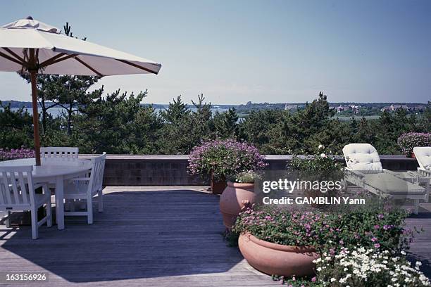 Calvin Klein And His Wife In Their House Of Long Island. En juillet 1993, aux Etat unis, à Long Island, vue extérieure de la maison de Calvin KLEIN,...