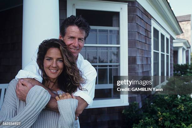 Calvin Klein And His Wife In Their House Of Long Island. En juillet 1993, Aux Etat unis, le créateur de mode, Calvin KLEIN serrant dans ses bras son...