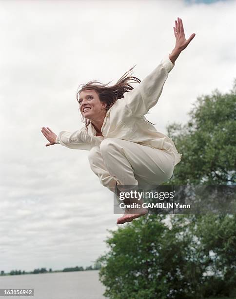 Rendezvous With Lynda Lemay At Home In Quebec. Au Québec, en juillet 2000, portrait de La chanteuse Lynda LEMAY chez elle, dans le jardin de sa...