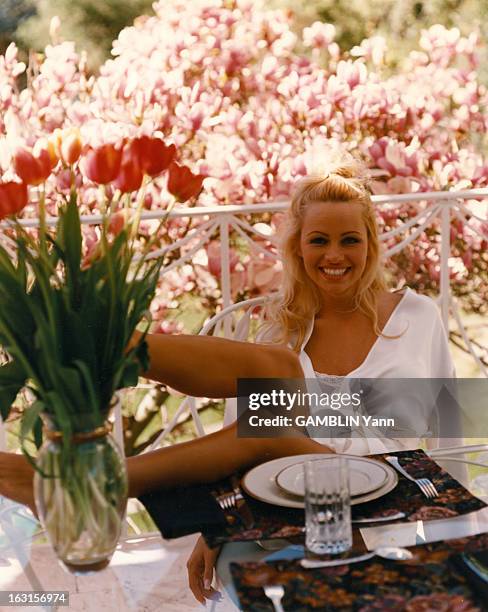 Rendezvous With Pamela Anderson At Home In Los Angeles. Los Angeles - 15 février 1995 - Portrait de l'actrice Pamela ANDERSON chez elle, à l'occasion...