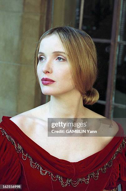 Rendezvous With Julie Delpy. Etats-Unis, 13 mars 1995, la comédienne française Julie DELPY dans son appartement de l'Hôtel Château Marmont sur Sunset...