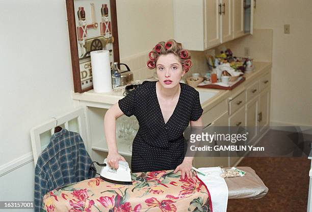 Rendezvous With Julie Delpy. Etats-Unis, 13 mars 1995, la comédienne française Julie DELPY dans son appartement de l'Hôtel Château Marmont sur Sunset...