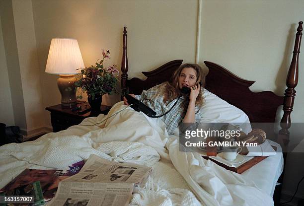 Rendezvous With Julie Delpy. Etats-Unis, 13 mars 1995, la comédienne française Julie DELPY dans son appartement de l'Hôtel Château Marmont sur Sunset...