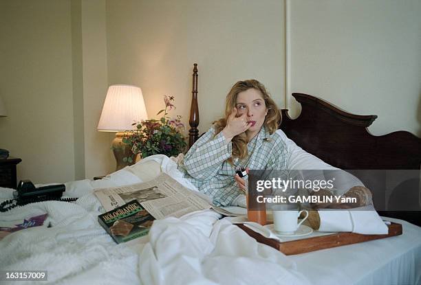 Rendezvous With Julie Delpy. Etats-Unis, 13 mars 1995, la comédienne française Julie DELPY dans son appartement de l'Hôtel Château Marmont sur Sunset...