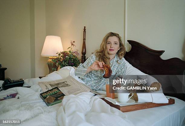 Rendezvous With Julie Delpy. Etats-Unis, 13 mars 1995, la comédienne française Julie DELPY dans son appartement de l'Hôtel Château Marmont sur Sunset...