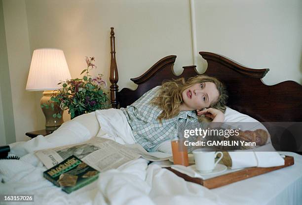 Rendezvous With Julie Delpy. Etats-Unis, 13 mars 1995, la comédienne française Julie DELPY dans son appartement de l'Hôtel Château Marmont sur Sunset...