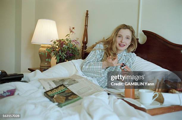 Rendezvous With Julie Delpy. Etats-Unis, 13 mars 1995, la comédienne française Julie DELPY dans son appartement de l'Hôtel Château Marmont sur Sunset...