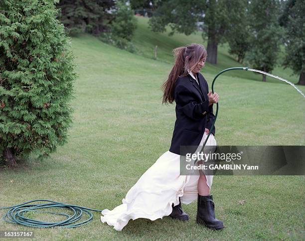 Rendezvous With Lynda Lemay At Home In Quebec. Au Québec, en juillet 2000, portrait de La chanteuse Lynda LEMAY chez elle, dans le jardin de sa...