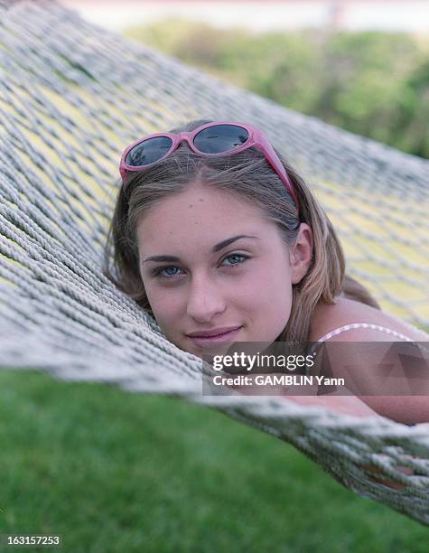 Rendezvous With Lauren Bush. Aux Etats-Unis, en juin 1999, portrait en extérieur de Lauren BUSH, âgée de 15 ans, dans un jardin, allongée sur le...