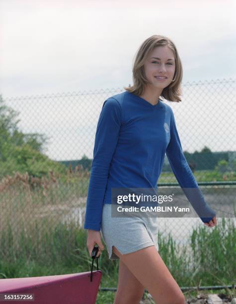 Rendezvous With Lauren Bush. Aux Etats-Unis, en juin 1999, portrait en extérieur de Lauren BUSH, âgée de 15 ans, souriante, vêtue d'un short gris et...