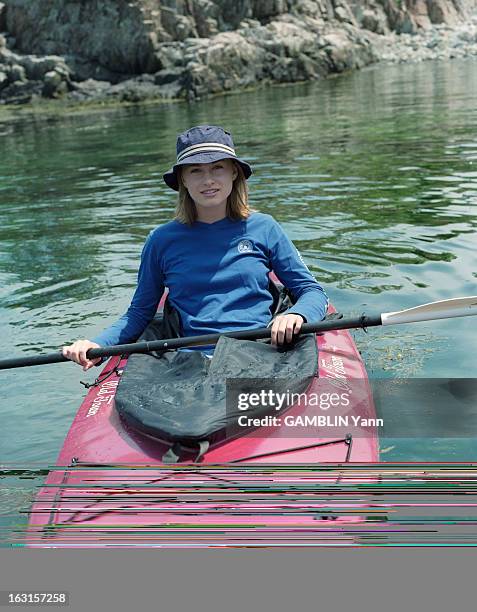 Rendezvous With Lauren Bush. Aux Etats-Unis, en juin 1999, portrait en extérieur de Lauren BUSH, âgée de 15 ans, portant un short gris, un tee-shirt...