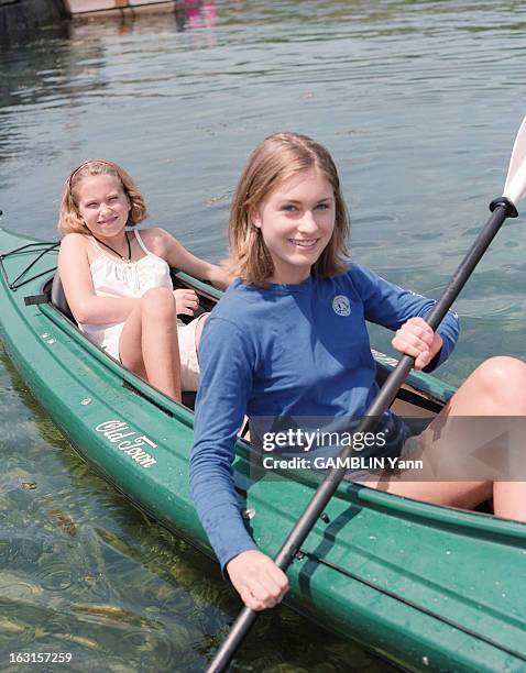 Rendezvous With Lauren Bush. Aux Etats-Unis, en juin 1999, portrait en extérieur de Lauren BUSH, âgée de 15 ans, souirante, vêtue d'un short gris et...