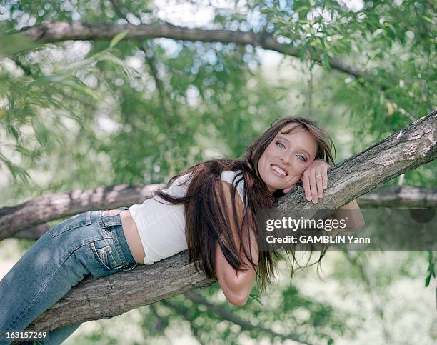 Rendezvous With Lynda Lemay At Home In Quebec. Au Québec, en juillet 2000, portrait de La chanteuse Lynda LEMAY chez elle, souriante, dans le jardin...