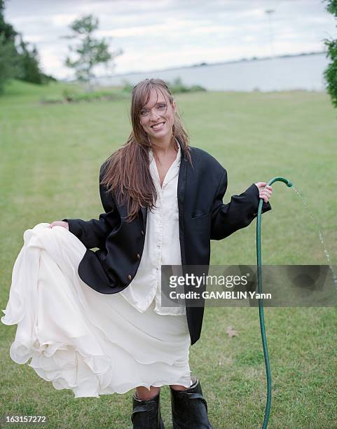 Rendezvous With Lynda Lemay At Home In Quebec. Au Québec, en juillet 2000, portrait de La chanteuse Lynda LEMAY chez elle, souriante, dans le jardin...