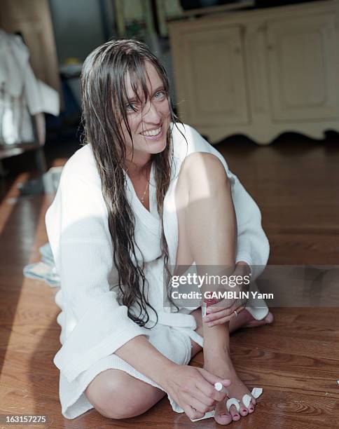 Rendezvous With Lynda Lemay At Home In Quebec. Au Québec, en juillet 2000, portrait de La chanteuse Lynda LEMAY chez elle, souriante, dans une pièce...