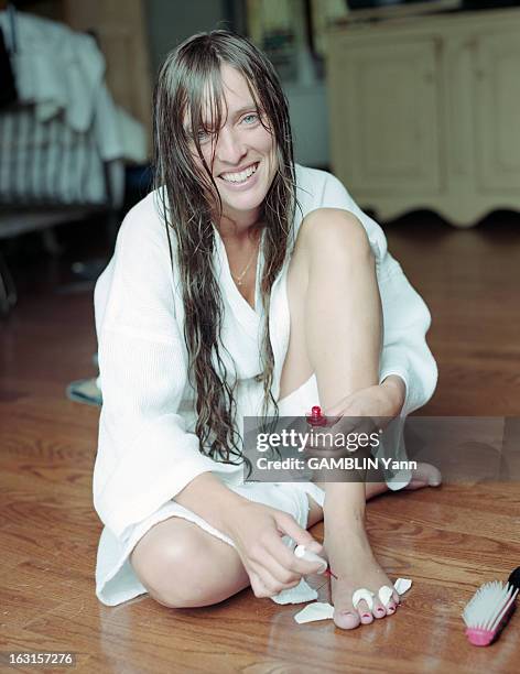 Rendezvous With Lynda Lemay At Home In Quebec. Au Québec, en juillet 2000, portrait de La chanteuse Lynda LEMAY chez elle, souriante, dans une pièce...