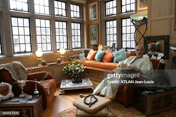 Rendezvous With Sean Connery In New York. Sean CONNERY en kimono blanc assis dans le salon de son appartement cosy de Manhattan à NEW YORK..