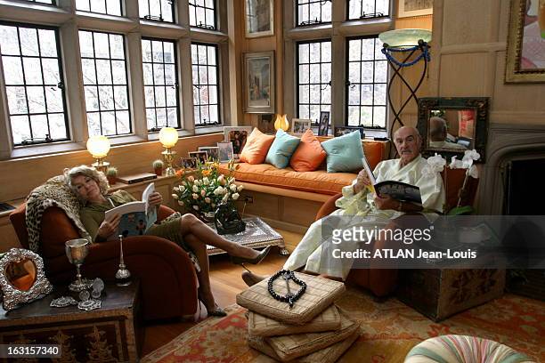 Rendezvous With Sean Connery In New York. Sean CONNERY en kimono blanc et son épouse Micheline lisant un livre dans le salon de leur appartement cosy...