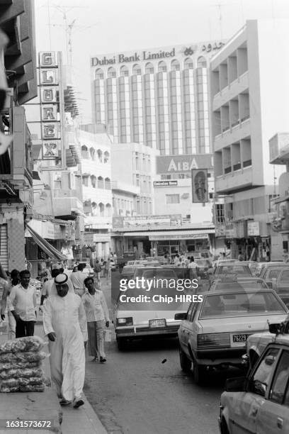 Scène de rue avec sa circulation dans une rue Dubaï aux Émirats arabes unis en juin 1984