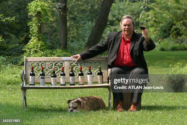 Robert Parker Pope Of Wine. Attitude souriante de Robert PARKER, auteur du célèbre guide sur le vin, dans le parc de sa maison de PARKTON avec son...