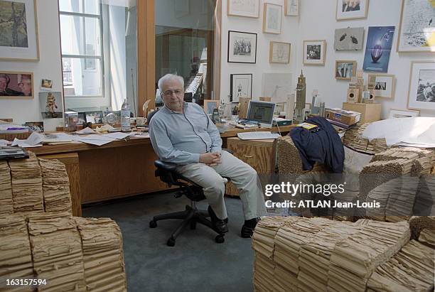 American Architect Frank O. Gehry. Los Angeles, juin 2001. Rendez-vous avec l'architecte américain Frank O. GEHRY. L'architecte dans son bureau,...