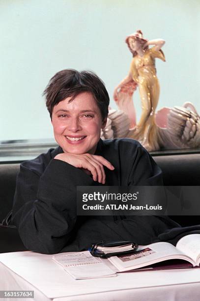 Rendezvous With Isabella Rossellini In New York. New York - 17 janvier 1999 - Portrait de Isabella ROSSELLINI attablée dans un restaurant, souriante,...