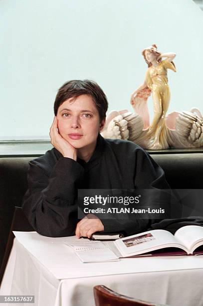 Rendezvous With Isabella Rossellini In New York. New York - 17 janvier 1999 - Portrait de Isabella ROSSELLINI attablée dans un restaurant, les...