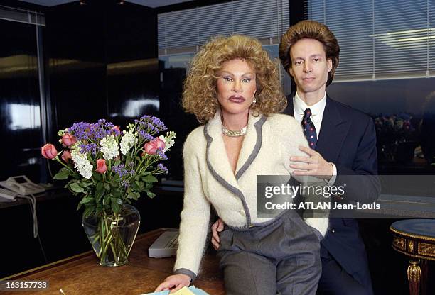 Close-Up Of Jocelyne Wildenstein. New York - 24 février 1999 - Portrait de Jocelyne WILDENSTEIN assise sur un bureau, devant son compagnon et avocat...