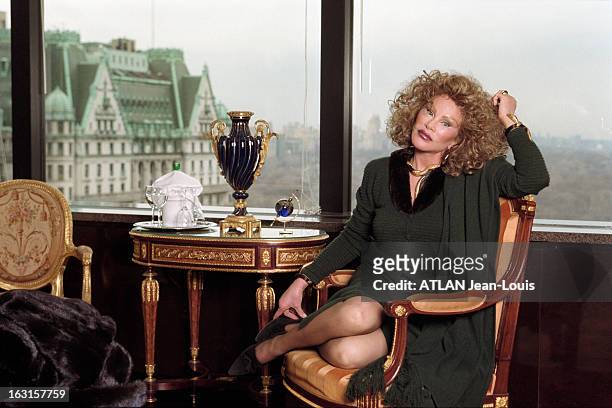 Close-Up Of Jocelyne Wildenstein. New York - 24 février 1999 - Portrait de Jocelyne WILDENSTEIN dans un bureau, assise sur un fauteuil devant une...