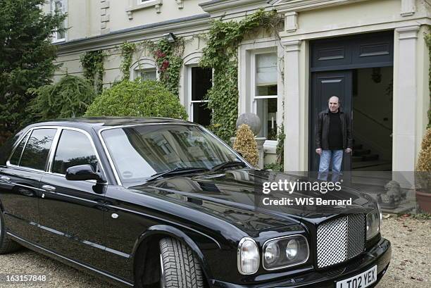 Meeting With Boris Berezovsky With Family. Boris BEREZOVSKI sur le perron de son cottage dans le SURREY, regardant sa grosse voiture.