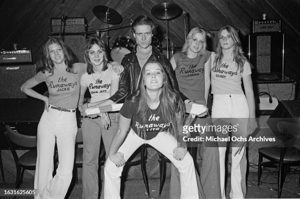 American rock band The Runaways with their manager, American record producer, songwriter and musician Kim Fowley, at Boomer's in Santa Monica,...