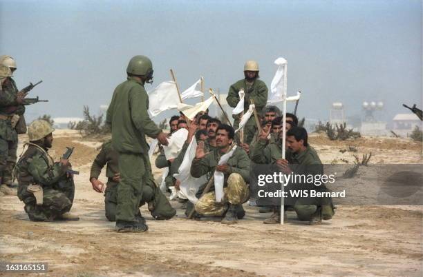 Gulf War: Operation Desert Storm. Guerre du Golfe : l'offensive terrestre contre l'Irak a débuté le 24 février 1991. Des soldats irakiens avec des...