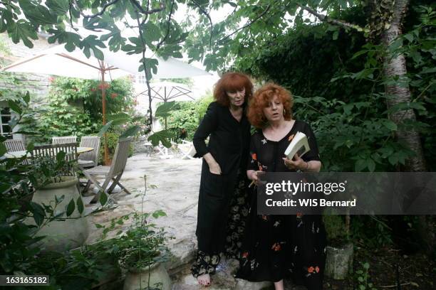 Island Of Re And Celebrities: Regine Deforges And Sonia Kykiel. Régine DEFORGES et Sonia RYKIEL dans le jardin de la maison louée par l'écrivain à...