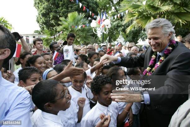 Visit Of Dominique De Villepin In La Reunion And Mayotte. Bain de foule chaleureux pour le Premier ministre Dominique DE VILLEPIN à La Réunion, où il...