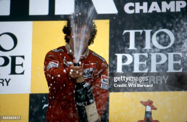 Grand Prix Of Spain In Jerez 1987: Prost. Alain PROST sur le podium ouvrant une bouteille de champagne. 19870927.