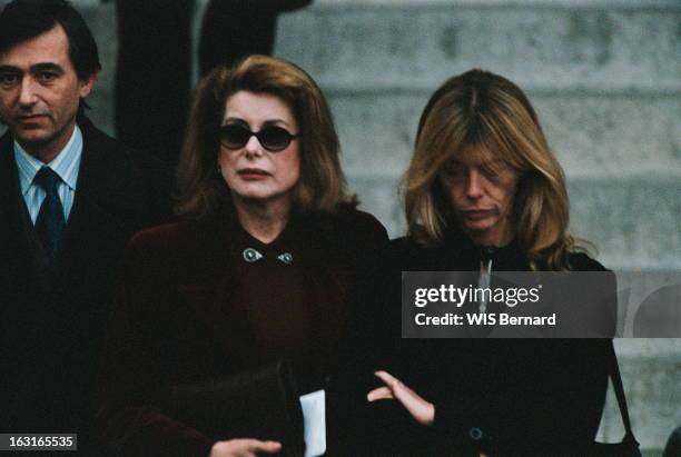 The Funeral Of Marcello Mastroianni. Les obsèques de Marcello MASTROIANNI, l'hommage en l'église Saint-Sulpice à PARIS : Catherine DENEUVE portant...