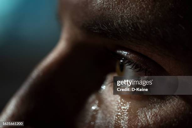 depresión - hombre llorando fotografías e imágenes de stock