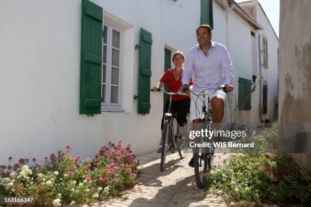 Bruce Saints On Holiday In Island Of Re. Bruce TOUSSAINT, animateur de l'émission 'L'édition spéciale' sur Canal Plus, en vacances à l'île de Ré : se...