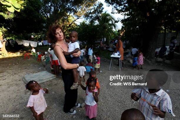 Earthquake In Haiti. Un puissant séisme de magnitude 7,3 a frappé mardi 12 janvier 2010 l'île d'Haïti, anéantissant la capitale Port-au-Prince et...